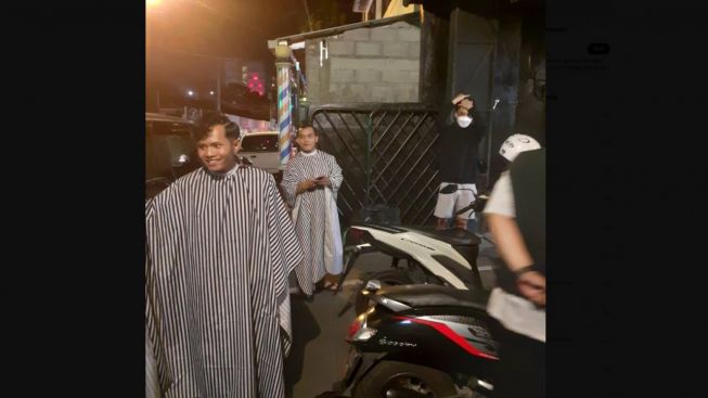 NGAKAK, Panik Ada Guncangan Gempa, Para Pemuda Cukur Rambut Ngibrit ke Jalan Masih Gunakan Jubah Apron Bak Pakai Gamis