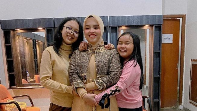 Putri Ariani Nyanyi Cupid dari Fifty Fifty Bersama Kedua Adiknya, Orang Tua Mereka Banjir Pujian