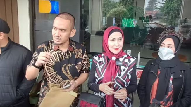 Venna Melinda Kembalikan Barang Milik Ferry Irawan di Depan Publik, Mantan Mertua: Sedih, Sadis!