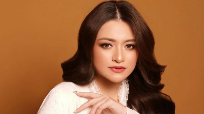 Nathalie Holscher Buka Bisnis Salon Kecantikan, Netizen: Ini Penyebab Lepas Hijab?