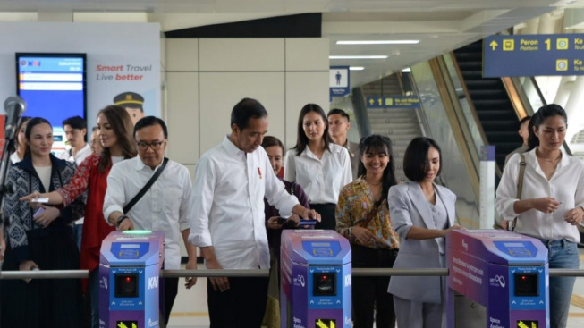 Jokowi Foto Bareng Artis di Stasiun LRT, Netizen Salfok Hal Ini: Gak Ada yang Ngasih Tahu?