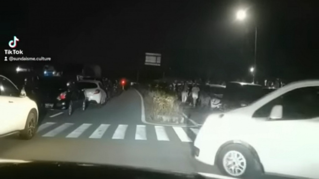 Viral Video Jalan Tol Dijadikan Parkiran Mobil di GT Kutawaringin Bandung, Diduga Sebab Konser Dewa 19