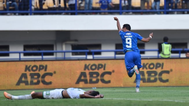 Alasan Mulia Ezra Walian Selalu Cium Tato usai Cetak Gol untuk Persib Bandung