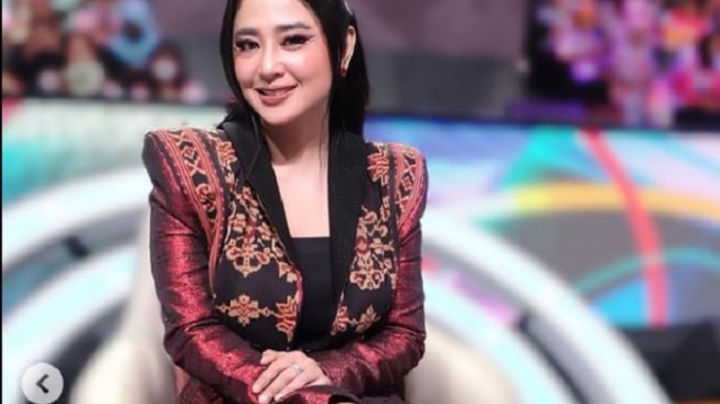 Bahas soal 'Dicolok', Dewi Perssik Ungkap Tabiat Rully Ngebet untuk Menikah