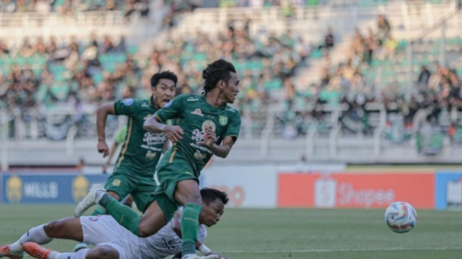Sikut Ady Setiawan hingga Kolaps, Netizen Tuntut PSSI Sanksi Berat Bek Persebaya Arief Catur