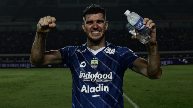 Nick Kuipers Ukir Momen Spesial 100 Laga bersama Persib Bandung dengan Kemenangan Besar atas Persita Tangerang