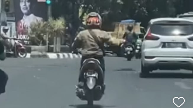 Bikin Ngakak Viral Warga Bandung Lepas Tangan Hingga Berjoged di Atas Motor, Netizen: Warga Bandung Always Positif