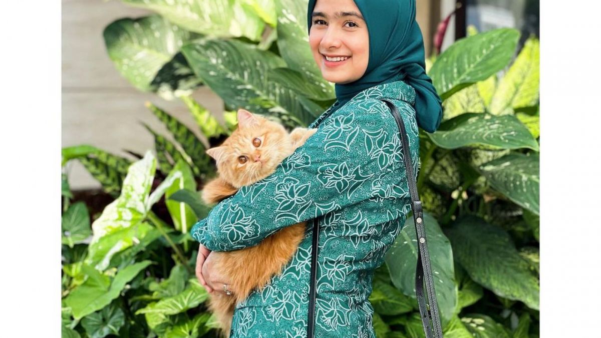 Sonya Fatmala menyempatkan foto bersama kucing kesayangan sebelum beraktivitas [instagram @sonyafatmala]