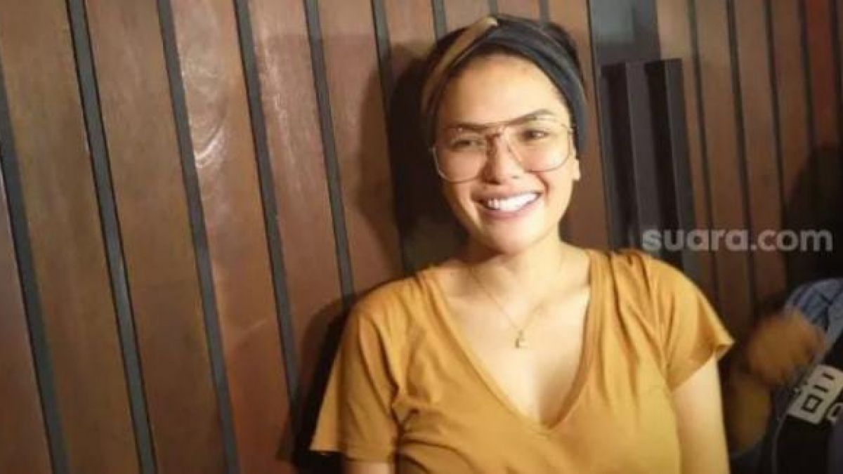 Nikita Mirzani saat berpose santai usai acara. [Instagram]