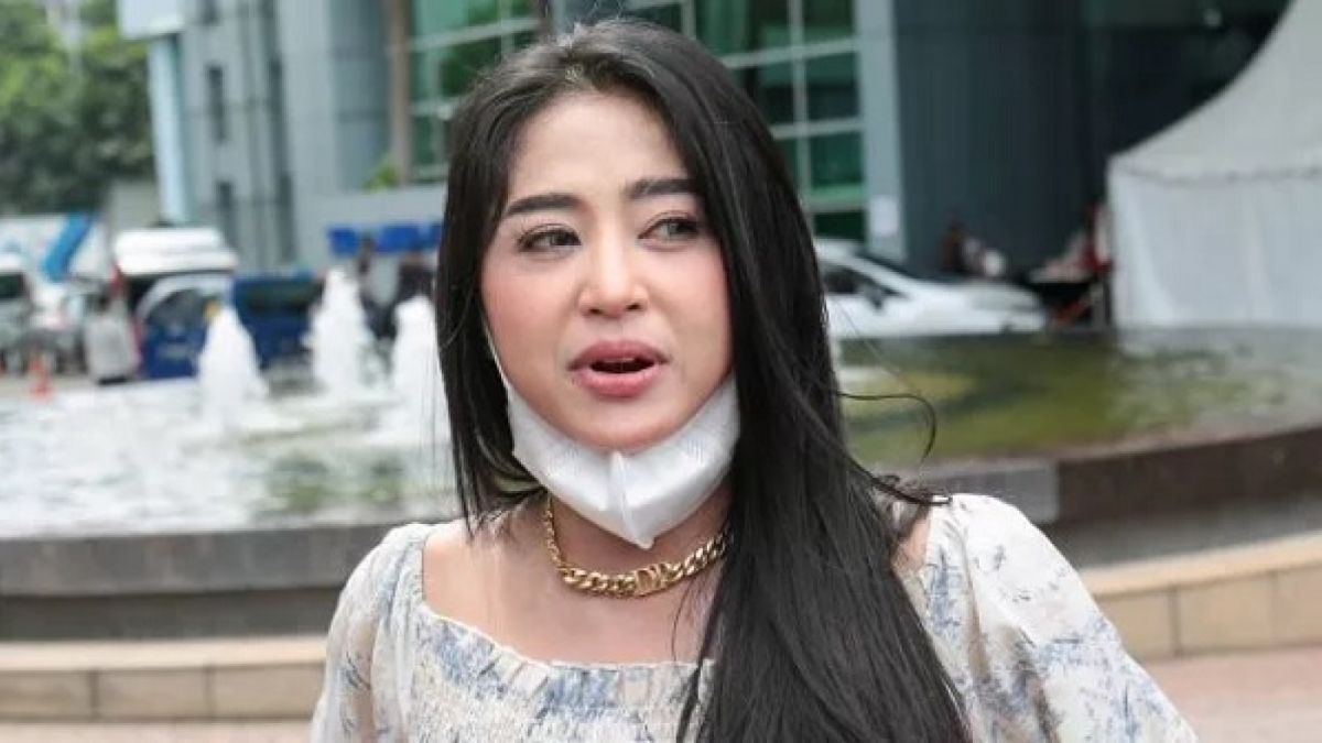 Potret Dewi Perssik yang saat ini masih melanjutkan proses hukum para penghinanya. [Suara.com]