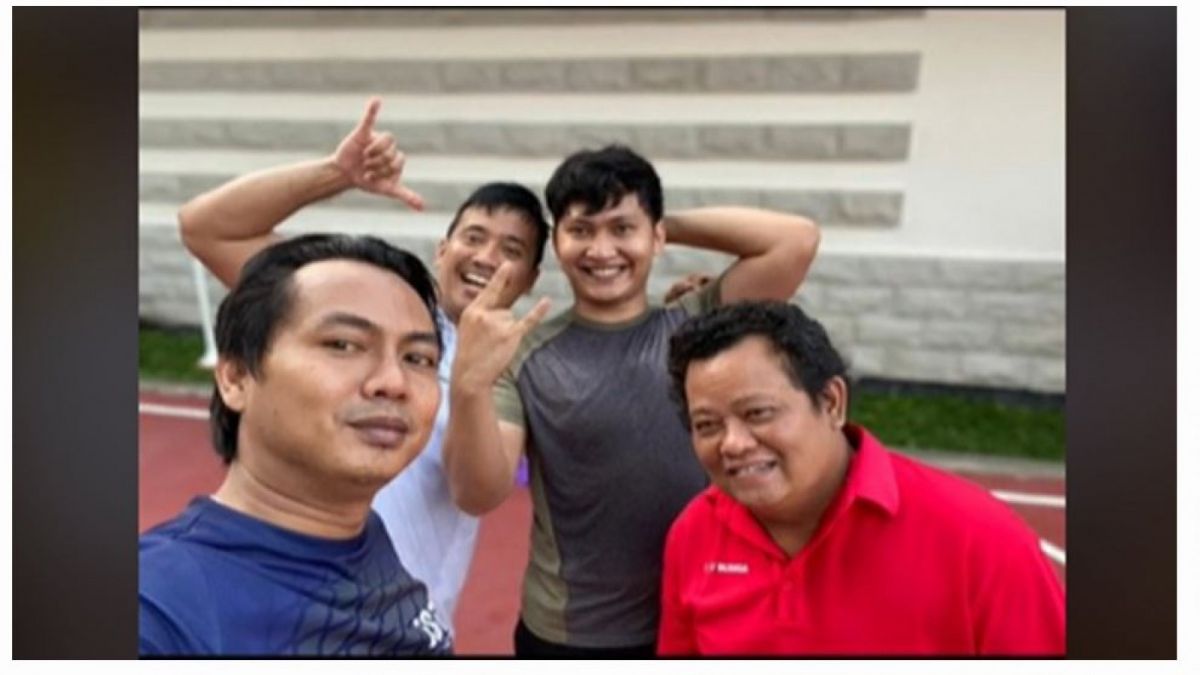 Brigadir J tampak intim dengan satu terdakwa, Kuat Maruf. [@thewayitsmeant7]