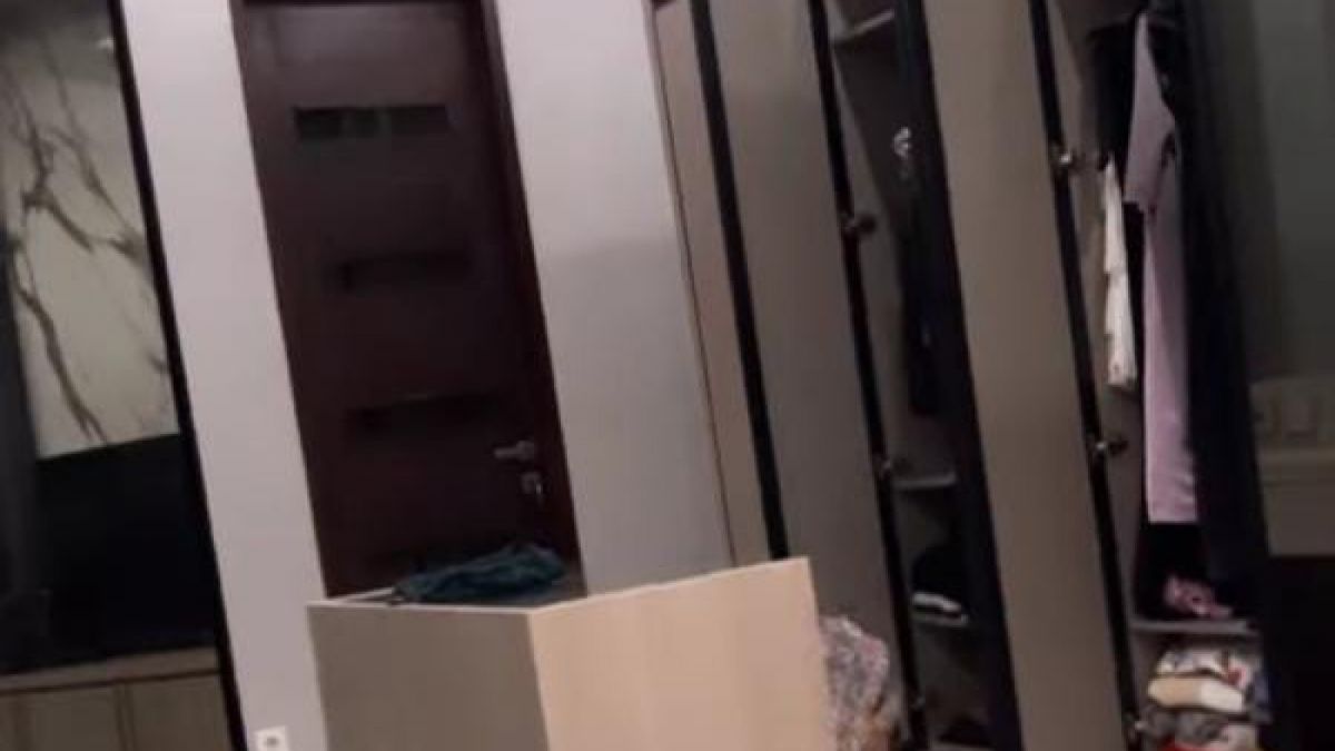 Devina Kirana saat menyiapkan pakaian yang akan dijual Rp20 ribu [Instastory Instagram @kiranadevina]