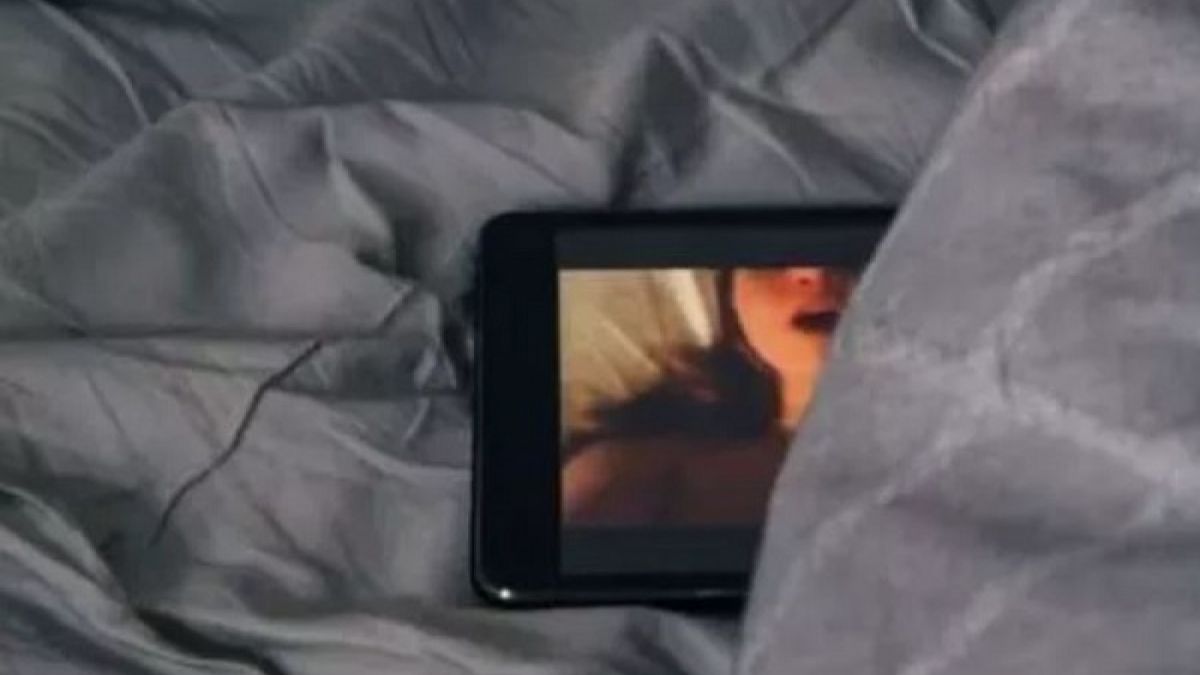 Ilustrasi video syur viral. [Unsplash/Charles Deluvio]