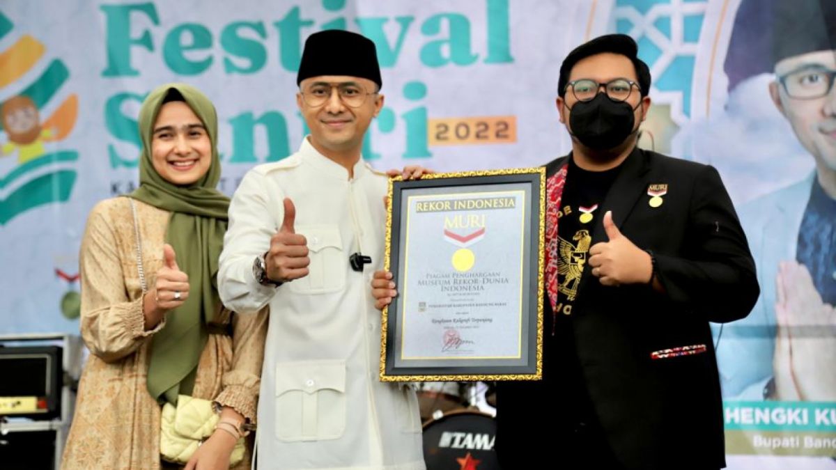 Bupati Bandung Barat, Hengky Kurniawan saat menerima piagam pemecahan rekor MURI rangkaian kaligrafi terpanjang [Prokompim KBB]