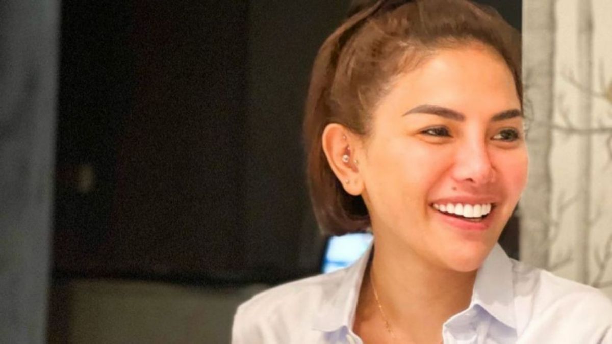 Nikita Mirzani masih melemparkan senyum di tengah kasus yang dihadapinya [Suara.com]