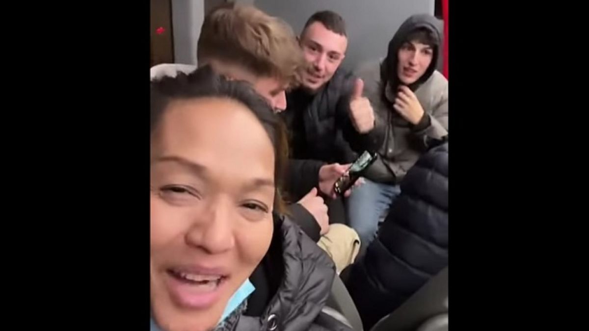 Bunda Corla dan sekelompok pemuda Jerman saat live IG di dalam sebuah Bus di Jerman. Tangkap layar YouTube Jreng Jreng Jreng [Tangkap layar YouTube Jreng Jreng Jreng]