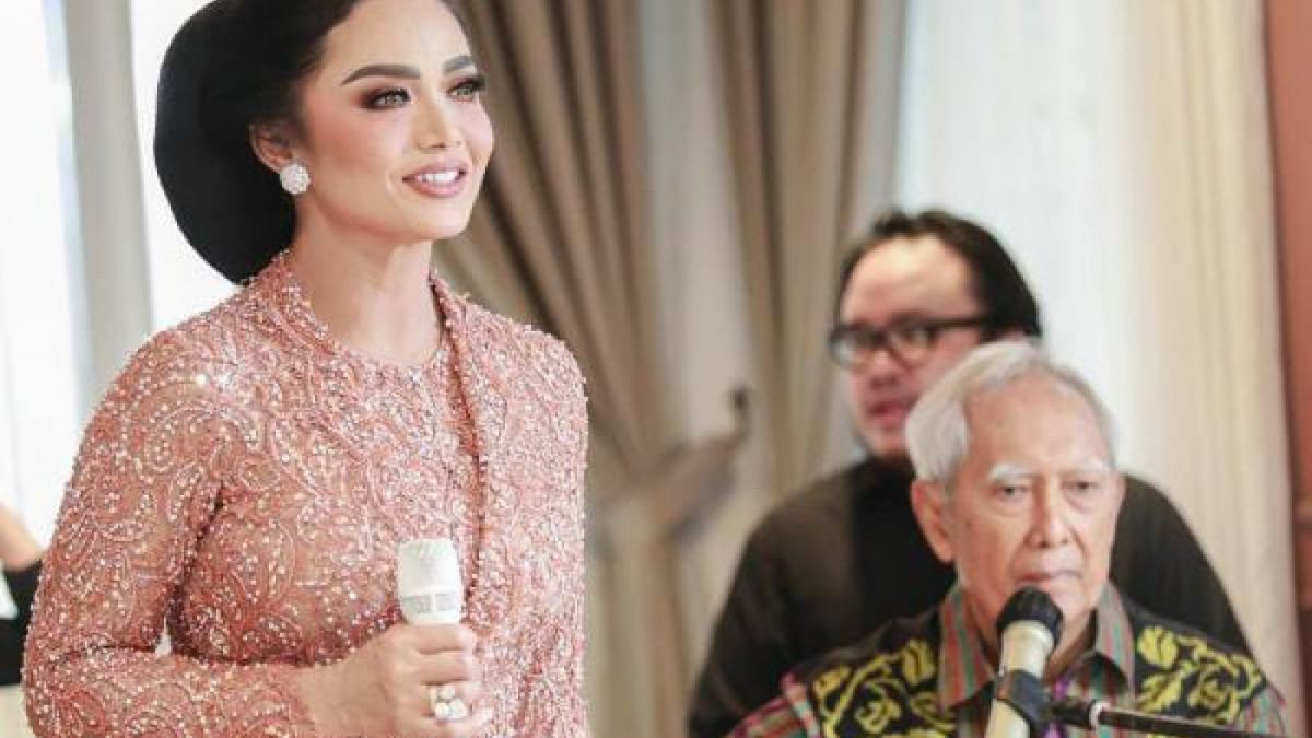 Krisdayanti tampil anggun dengan menggunakan pakaian kebaya dalam sebuah acara [Instagram @krisdayantilemos]