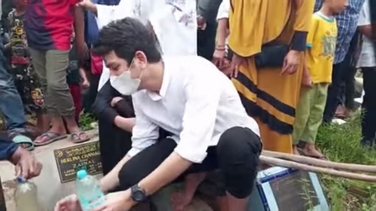 Rendy Jhon membantu proses pemakaman ibundanya. [Tangkap layar Youtube Intens Investigasi]