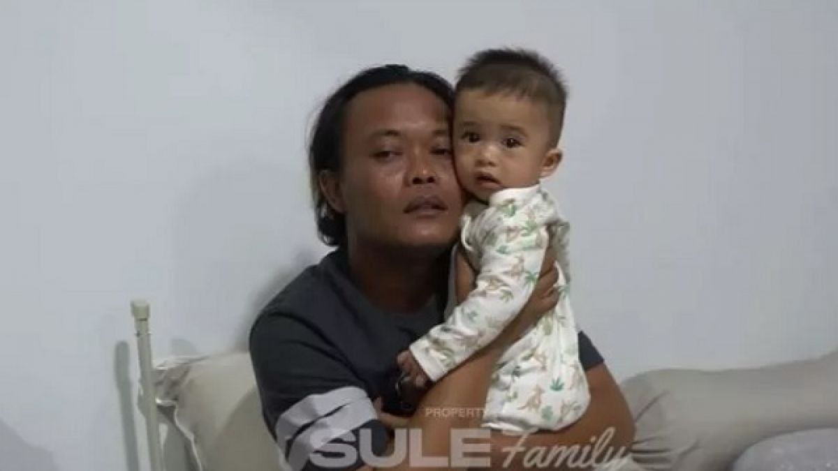 Potret Sule tengah menggendong Adzam [YouTube Sule Family]