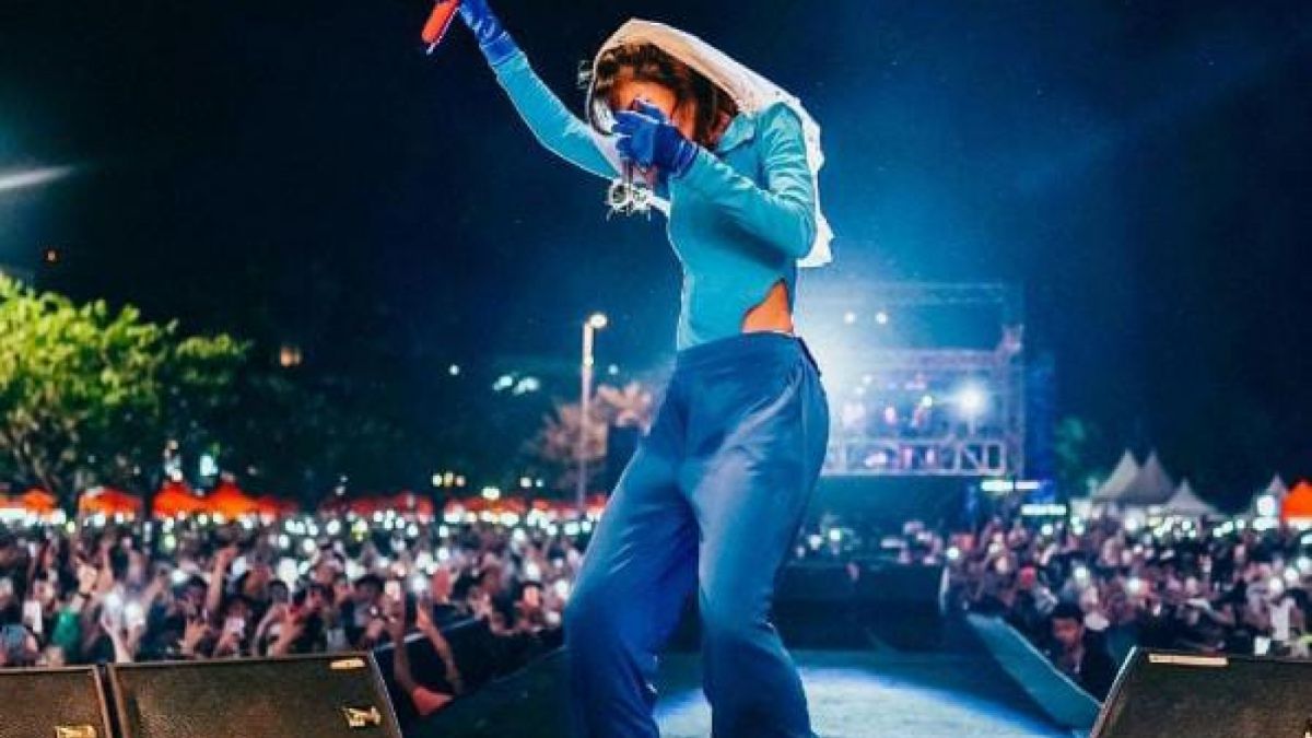 Widy Vierratale selalu tampil enerjik menghibur penonton saat pentas di atas panggung [Instagram @widikidiwdkdw]