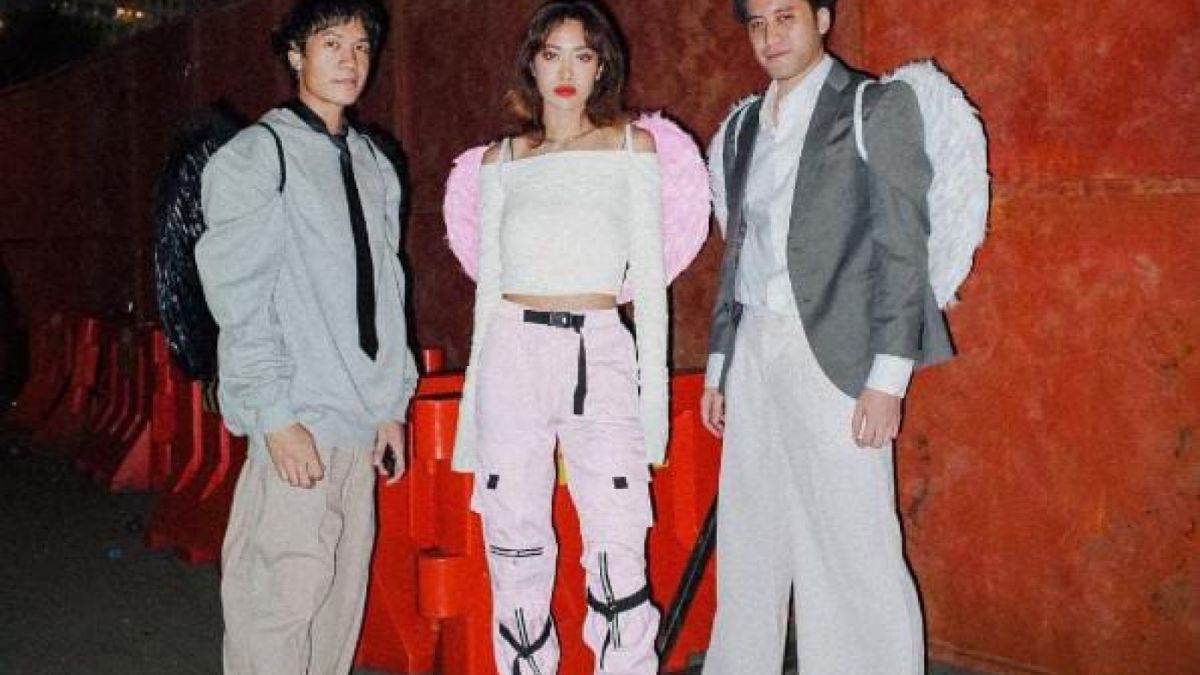 Widy Vierratale berfoto bersama personil lainnya usai pentas menghibur penonton [Instagram @widikidiwdkdw]