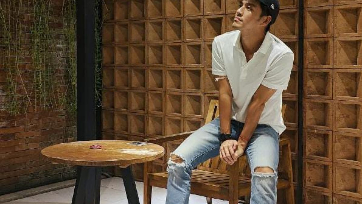 Morgan dengan mengenakan pakaian kasual terlihat nampak menikmati suasana kesendirian [Instagram @morganoey]