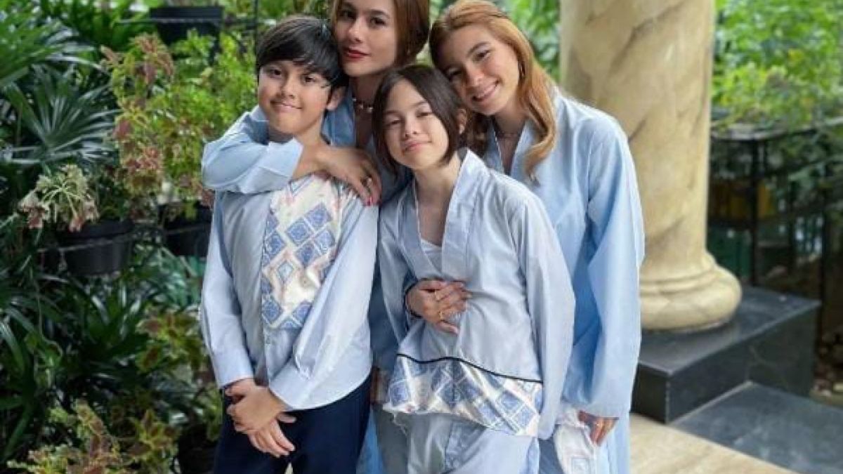 Potret kedekatan Wulan Guritno berma ketga orang anaknya [Instagram @wulanguritno]