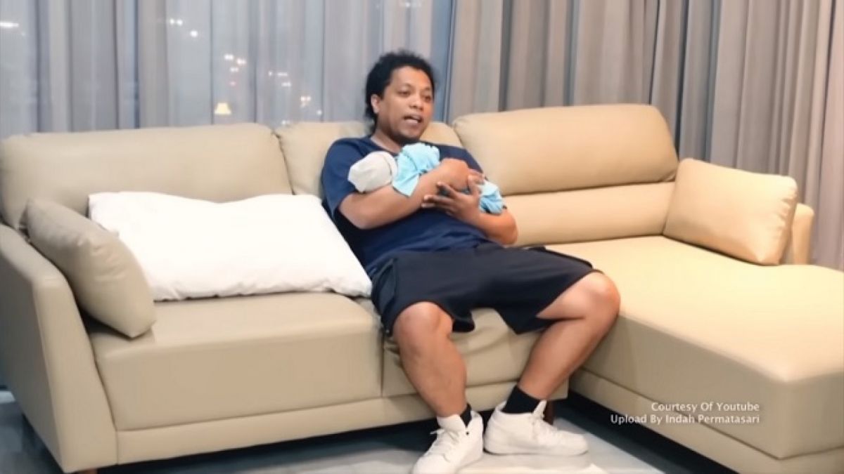 Arie Kriting terlihat bahagia saat menggendong buah hati. [Tangkap layar Youtube Cumicumi]