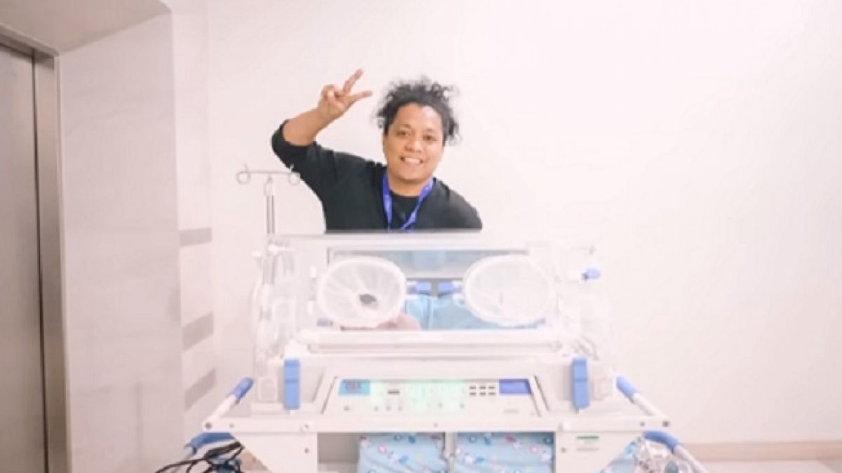 Potret Arie Kriting saat Indah melahirkan buah hati. [Tangkap layar Youtube Cumicumi]