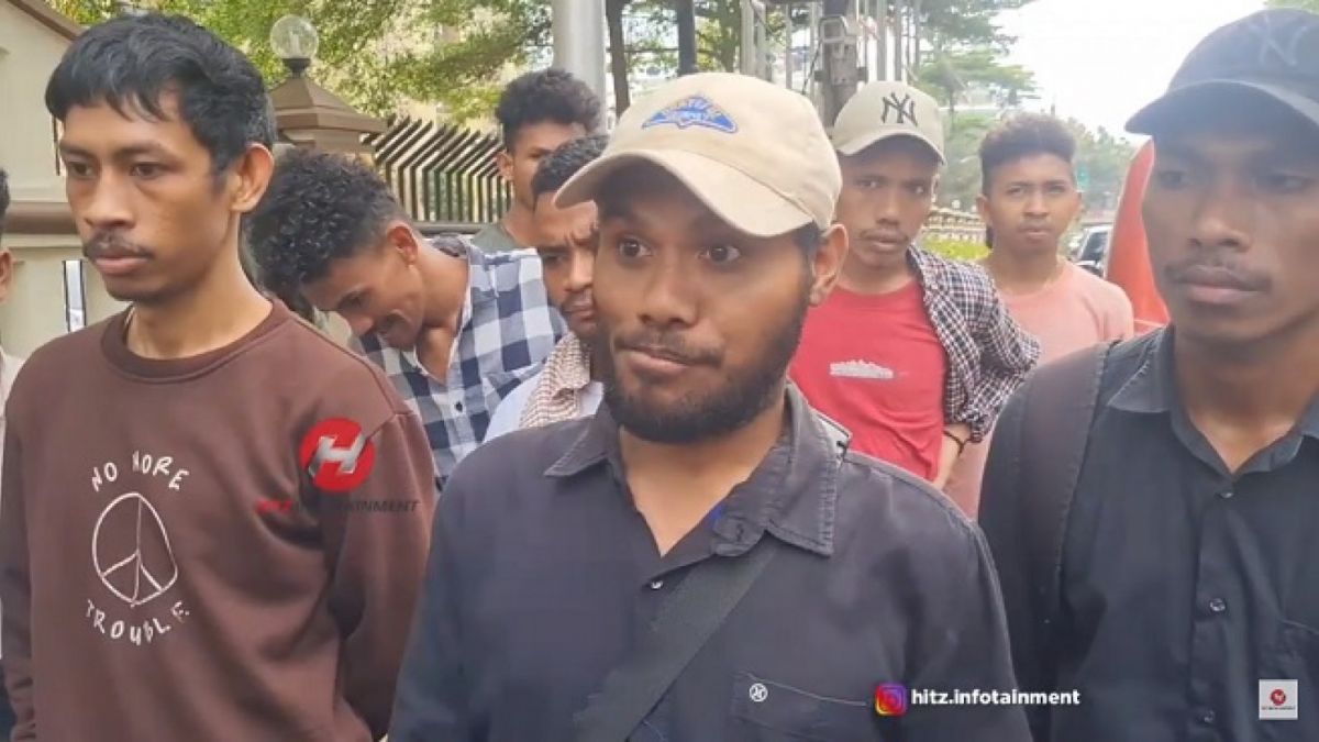 Mahasiswa lakukan aksi demo atas kasus prank KDRT Baim Wong. [Tangkap layar Youtube HITZ INFOTAINMENT]