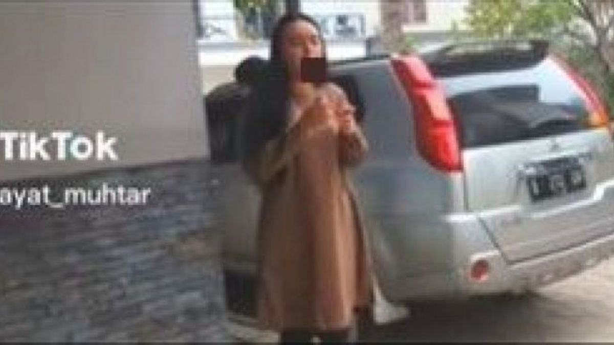 Video lama merekam Amanda Manopo sedang merokok. [TikTok/@hidayat_muhta]