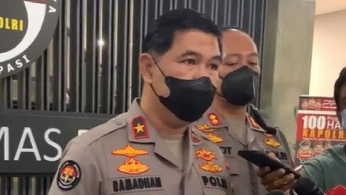 Polisi ungkap Agus Sujatno, pelaku bom bunuh diri bawa dua bom. [pmjnews.com]