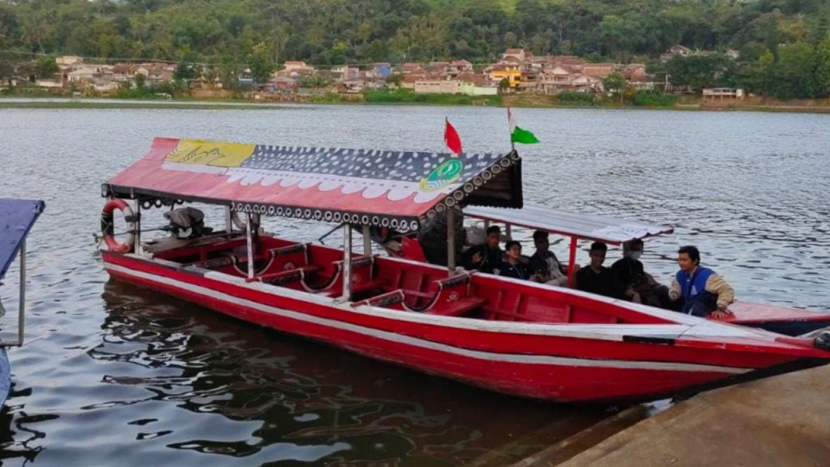 Sejumlah pengunjung usai menikmati pemandangan Situ Ciburuy menggunakan perahu wisata, Minggu (11/12/2022) [Hendra H Rusdaya]