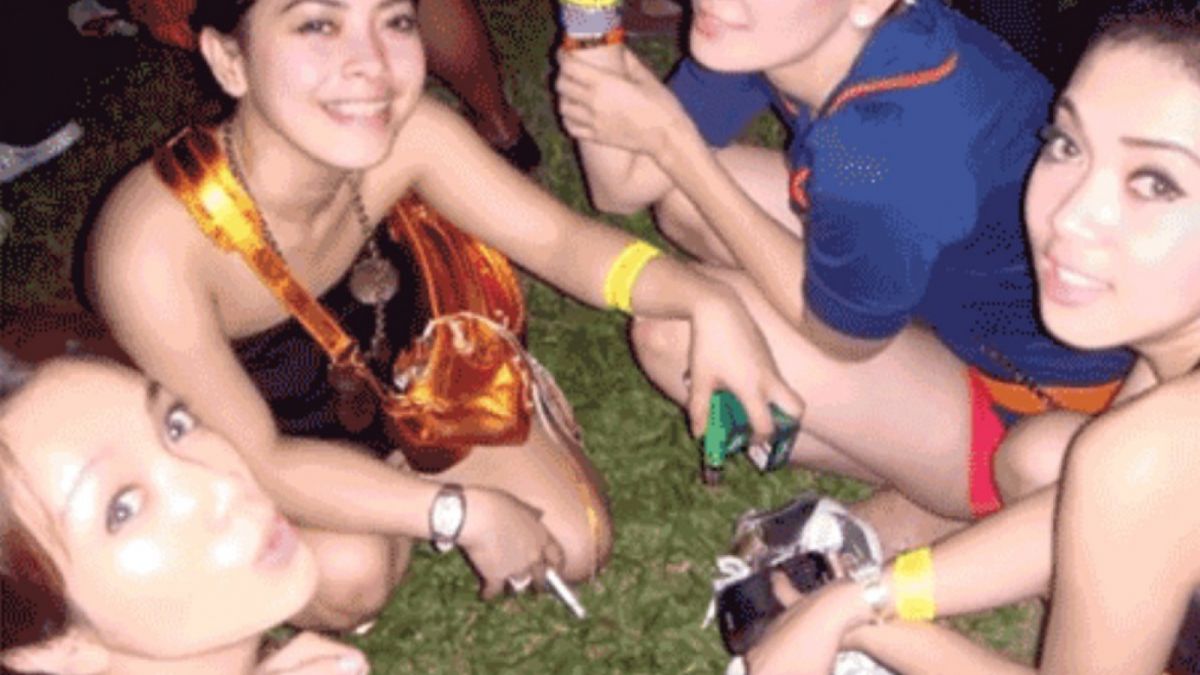 Foto Syahrini dan Luna Maya Ngerokok Bocor ke Publik, Inces Bahkan Kasih 2 Hadiah Mewah Ini ke Mantan Reino Barack [@unnie_gosip_update]