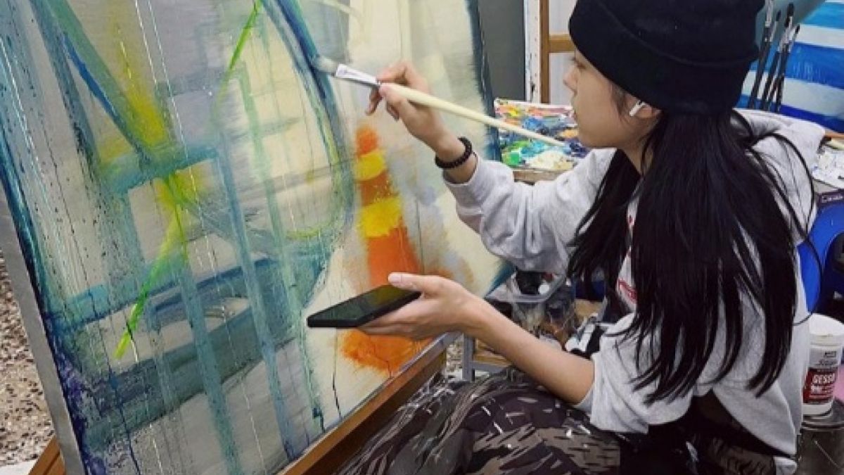 Potret Roh Yoon Seo sedang melukis lukisan di atas [Instagram @rys_art__ & @rohyoonseo]