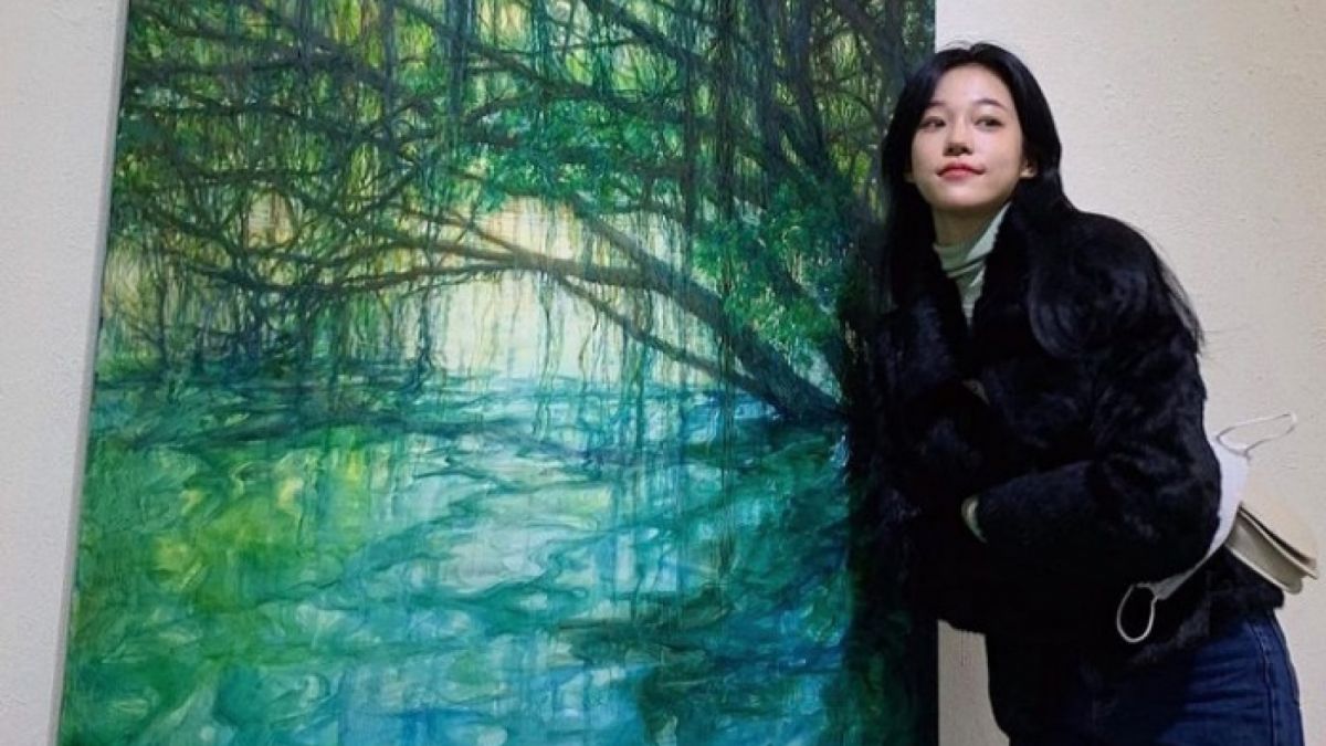 Roh Yoon Seo bersama lukisannya. [Instagram @rys_art__ & @rohyoonseo]