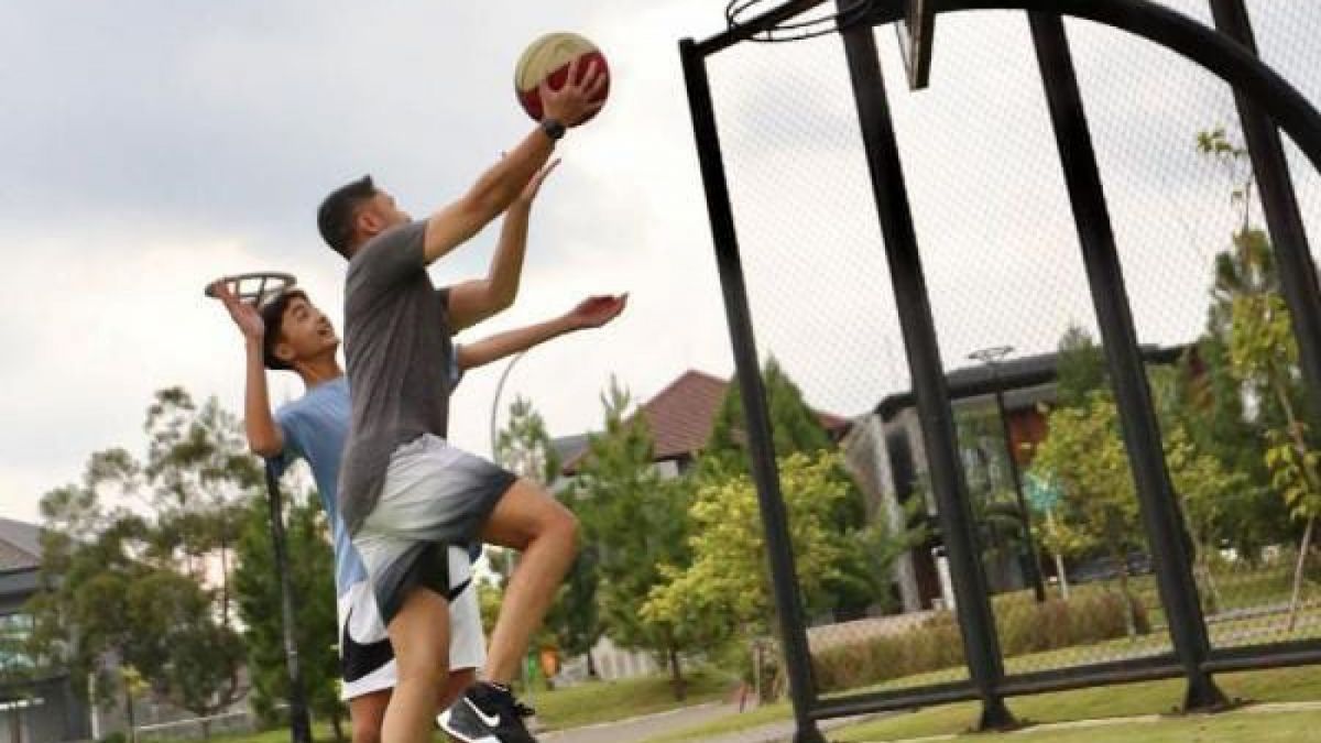 Hengky Kurniawan menyempatkan waktu bermain basket bersama Bintang Pratama Kurniawan [instagram@hengkykurniawan]