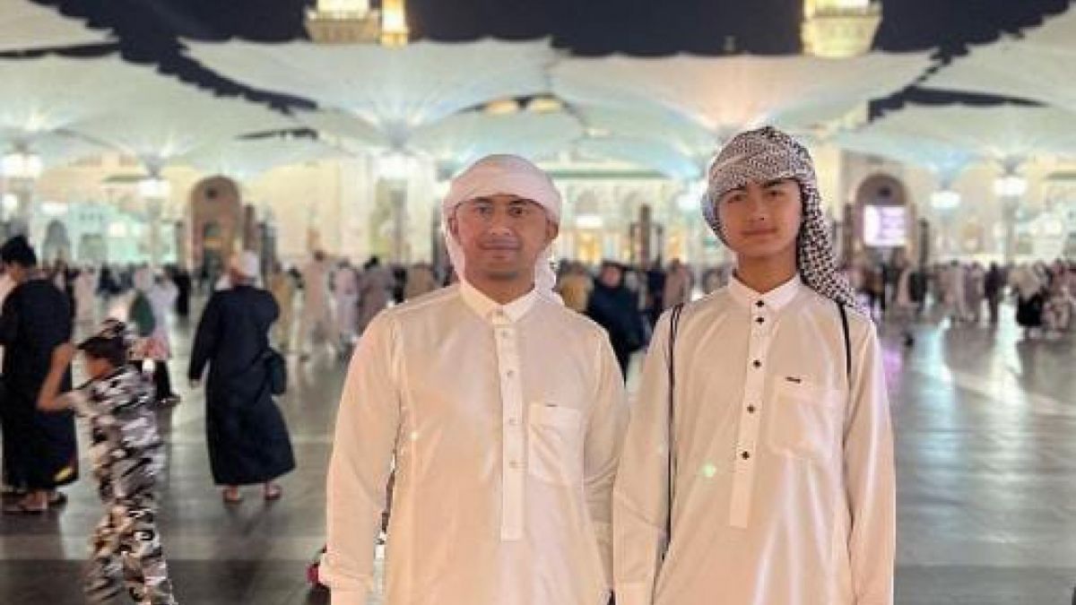 Hengky Kurniawan saat melaksanakan ibadah umrah bersama keluarga [instagram @hengkykurniawan]
