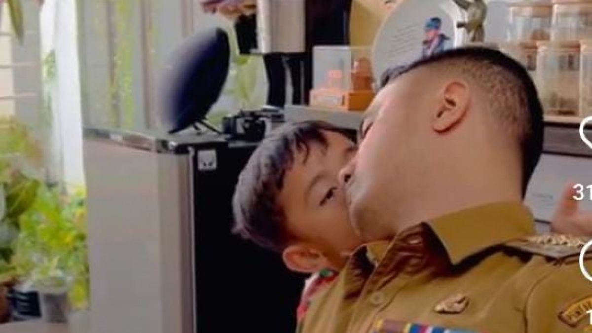 Hengky Kurniawan saat bermanja bersama putra bungsunya [instagram @hengkykurniawan]