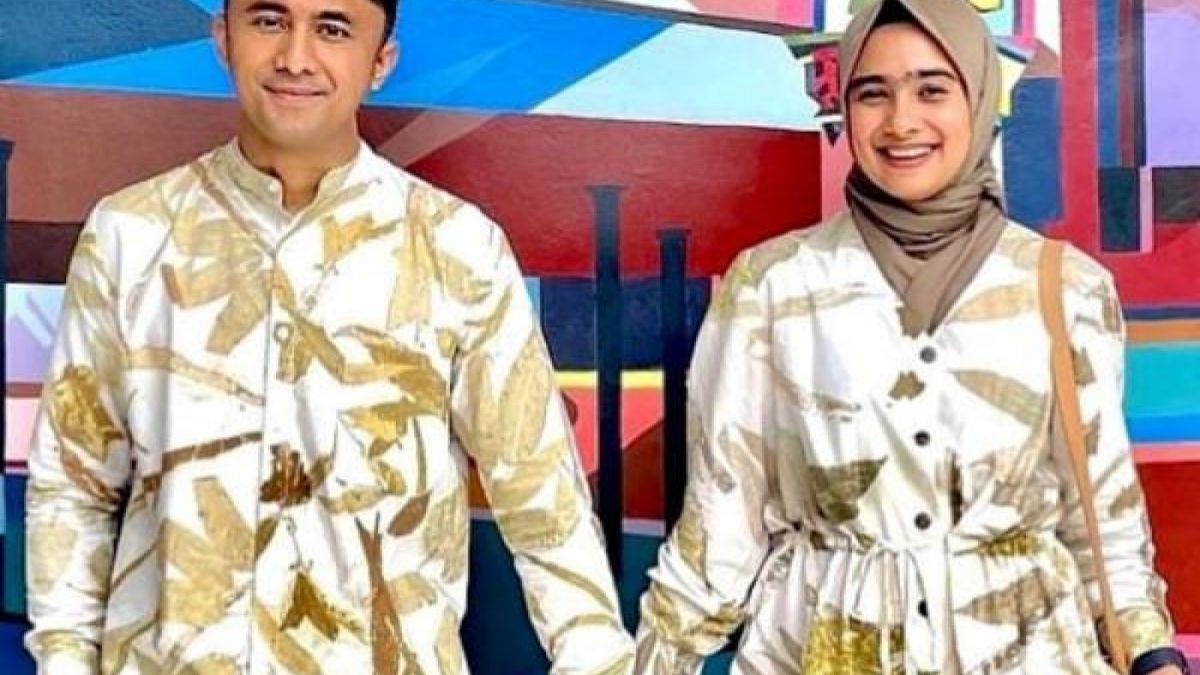 Hengky Kurniawan bersama Sonya Fatmala tampil kompak dengan pakaian yang seragam [instagram @hengkykurniawan]