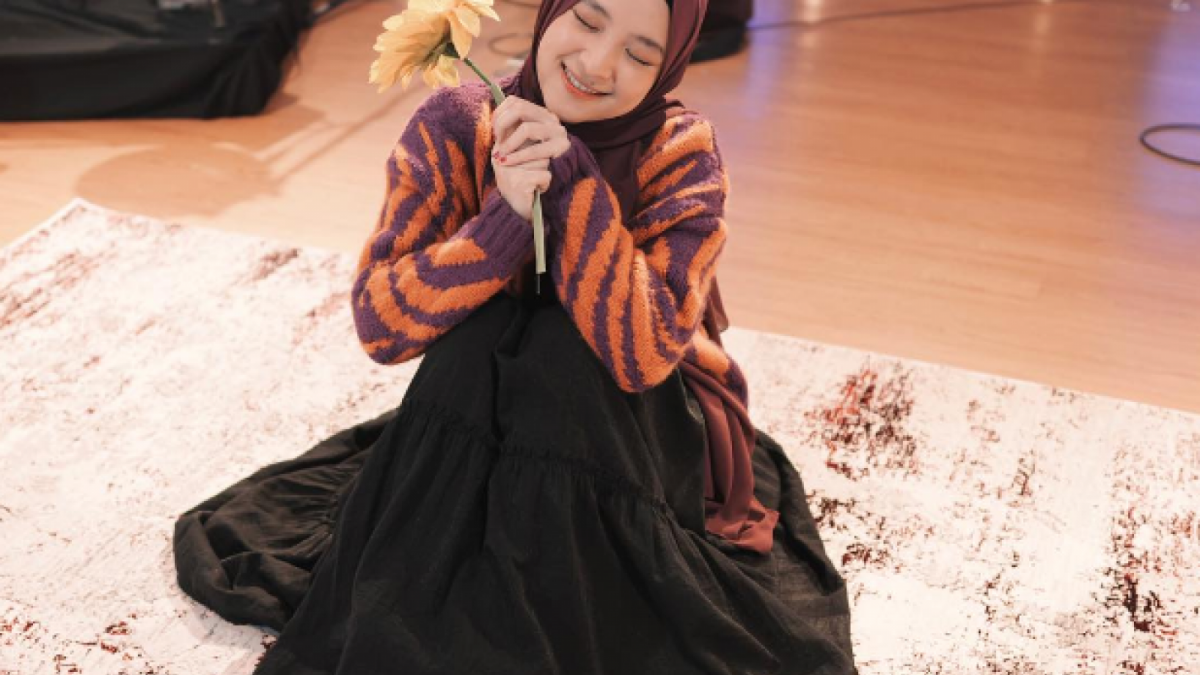 Nissa Sabyan memegang bunga. [Instagram/nissa_sabyan]