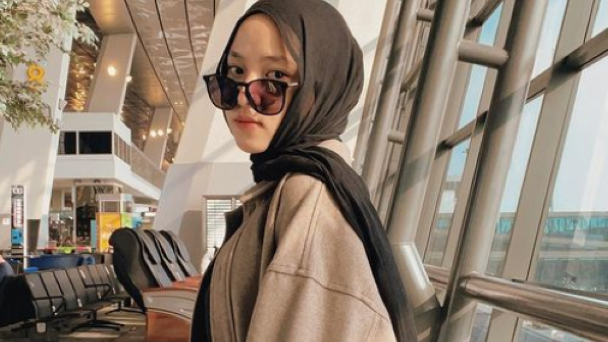 Potret Nissa Sabyan di Bandara. [Instagram/nissa_sabyan]