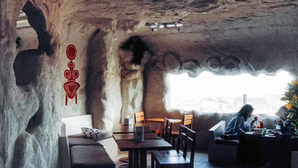 Menikmati kemesraan bersama pasangan di dalam kafe berkonsep gua Yunani Kuno. [indonesia.tripcanvas]