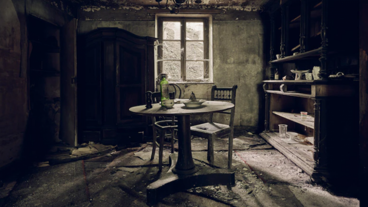 Seseorang memanggilku, padahal di rumah aku sedang sendirian. [Freepik/wirestock]