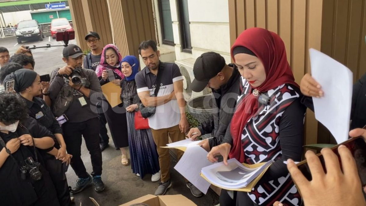 Venna Melinda menyerahkan barang-barang milik Ferry Irawan. [Adiyoga Priyambodo/Suara.com]
