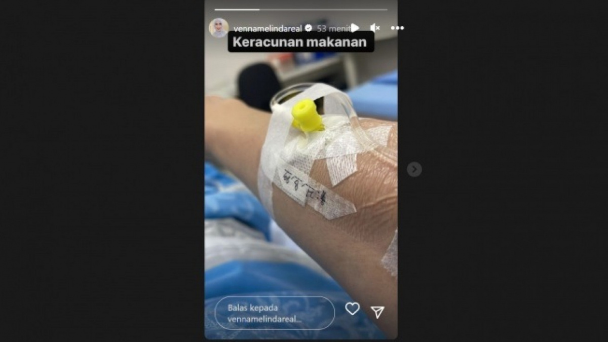 Unggahan Instagram Story Venna Melinda menunjukkan dirinya sedang sakit keracunan makanan. [Instagram/@vennamelindareal]