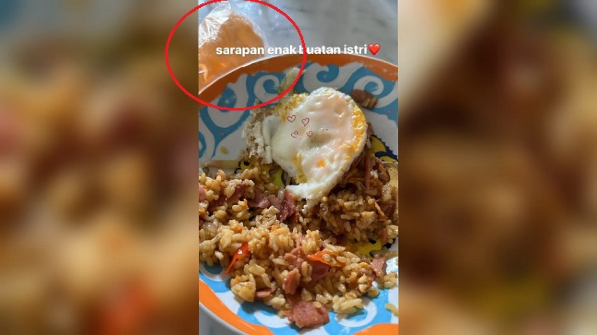 Nasi goreng buatan Syahnaz untuk Jeje tapi kerupuknya dibungkus plastik. [Instagram @ritchieismail]