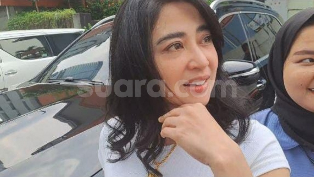 Potret Dewi Perssik. Permasalah saling sindiri dengan Nikita Mirzani kian memanas. [Suara.com/Tiara Rosana]