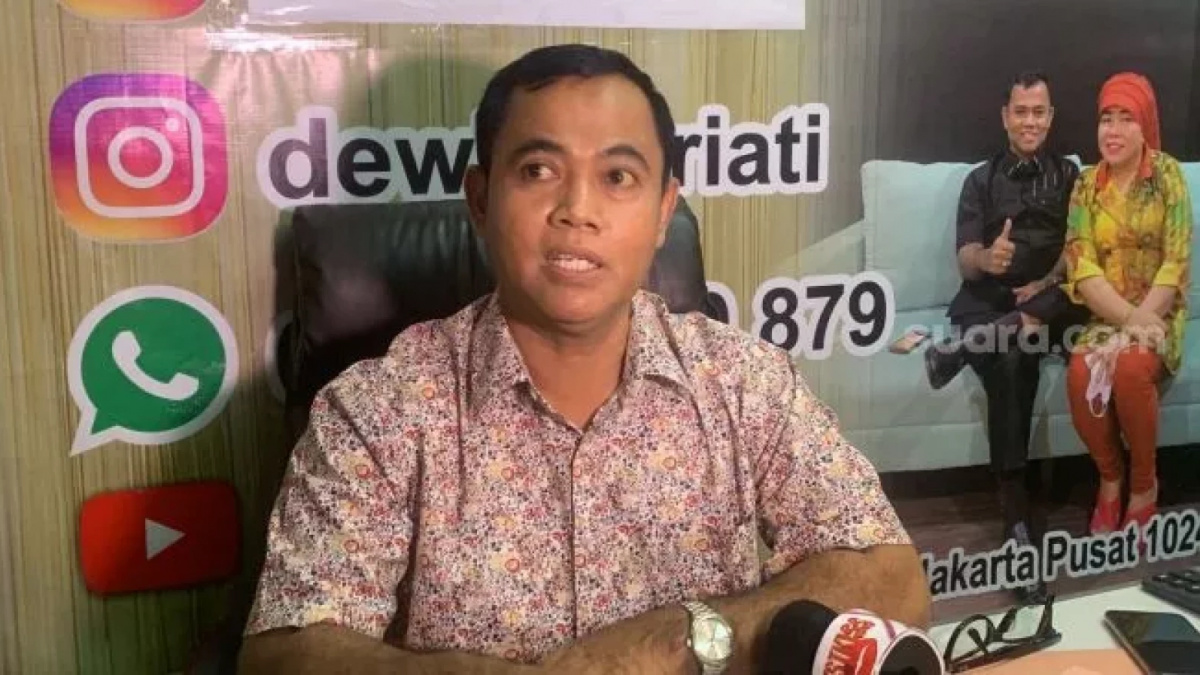 Potret Haji Faisal saat diminta menanggapi soal kabar dua video syur mirip Rebecca Klopper kembali beredar viral di media sosial. [[Ficky Ramadhan/Suara.com].]