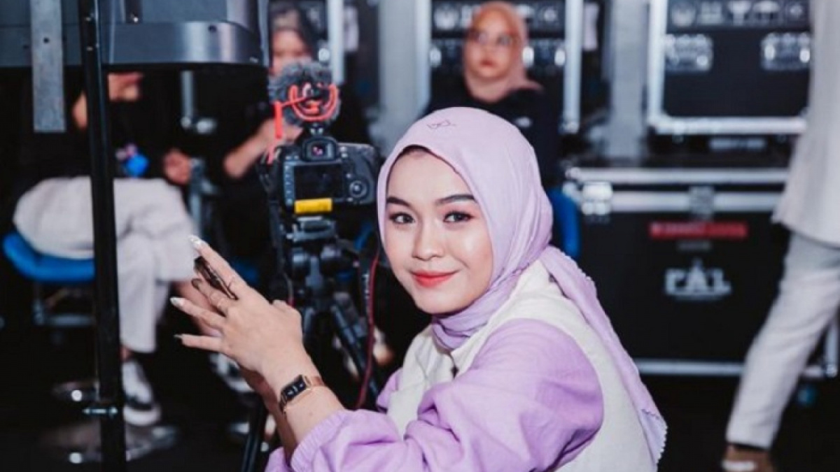 Potret penyanyi Salma Salsabil yang kini tengah menjadi sorotan usai mengubah lirik lagu Stasiun Balapan ciptaan mendiang Didi Kempot. [Instagram.]